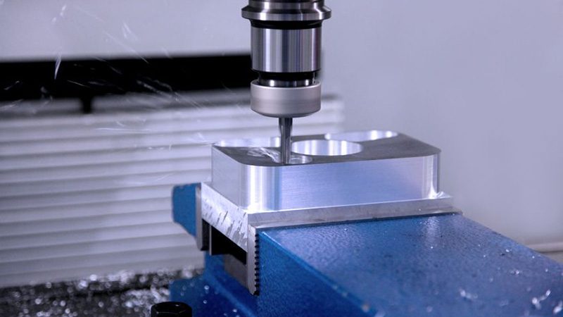 Fräser bei der Bearbeitung eines Aluminiumblocks